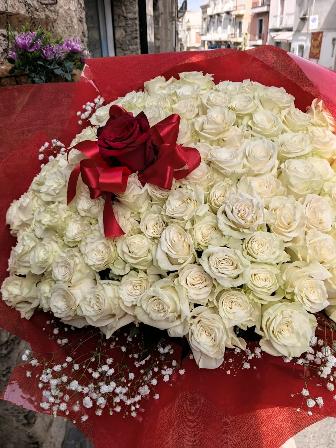 Cuore di rose bianche con una rosa rossa al centro